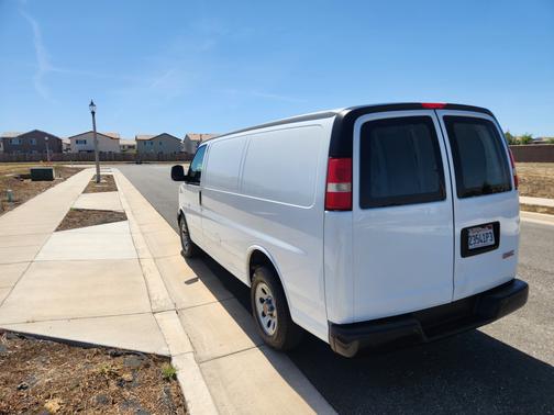 White 2009 GMC Savana 1500 Cargo