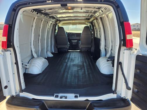 White 2009 GMC Savana 1500 Cargo