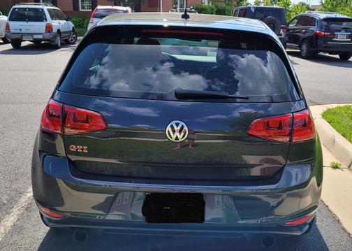 Photo 2 of 15 of 2017 Volkswagen Golf GTI SE 4-Door
