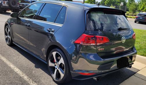 Photo 4 of 15 of 2017 Volkswagen Golf GTI SE 4-Door