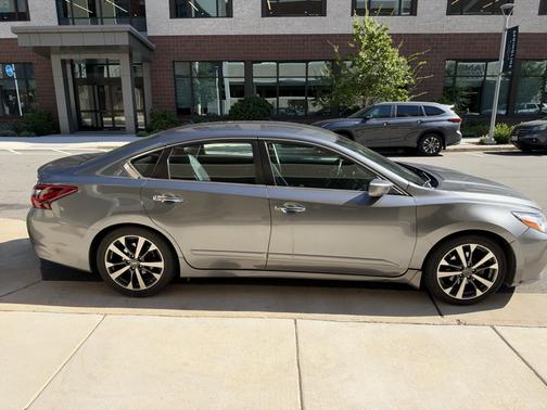Gray 2016 Nissan Altima 3.5 SR