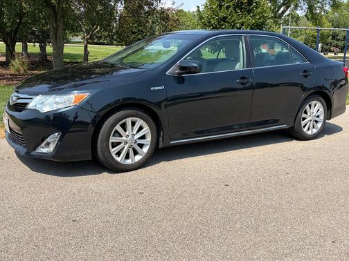 Black 2014 Toyota Camry Hybrid XLE