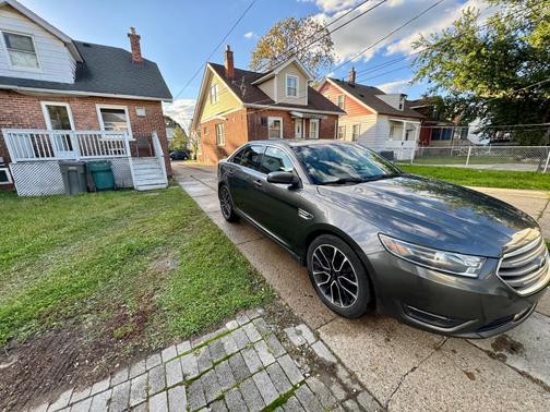 Gray 2017 Ford Taurus SEL