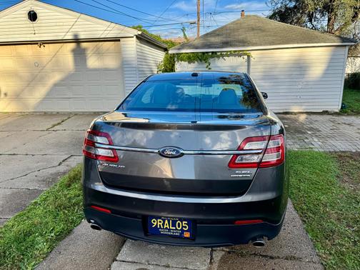 Gray 2017 Ford Taurus SEL
