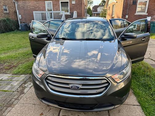 Gray 2017 Ford Taurus SEL