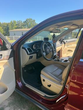 Red 2016 Jeep Grand Cherokee Laredo