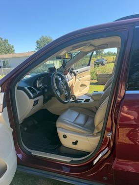 Red 2016 Jeep Grand Cherokee Laredo