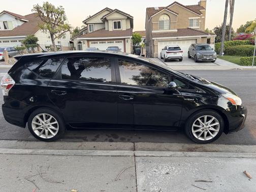 2013 Toyota Prius v Five