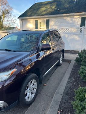 Red 2012 Toyota Highlander Base