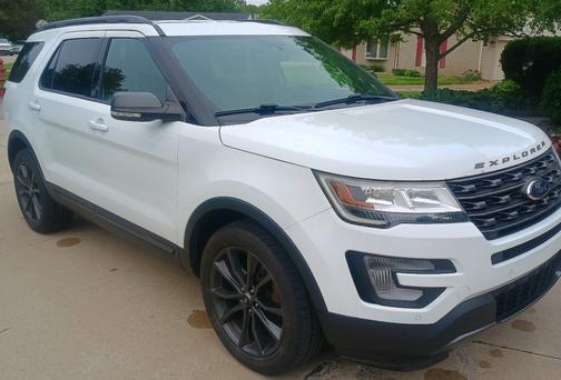 White 2017 Ford Explorer XLT