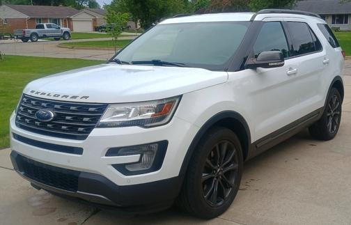 White 2017 Ford Explorer XLT