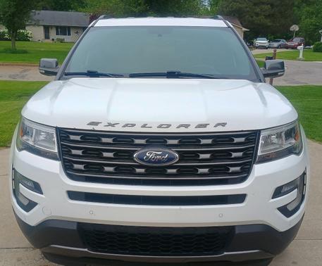 White 2017 Ford Explorer XLT