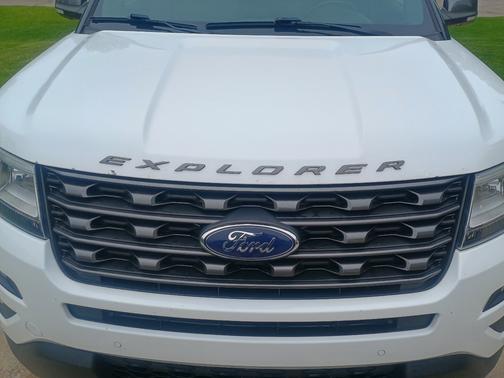 White 2017 Ford Explorer XLT