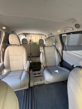 2017 Toyota Sienna XLE Auto Access Seat