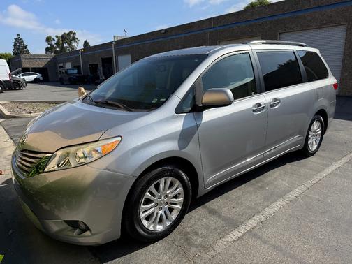 2017 Toyota Sienna XLE Auto Access Seat
