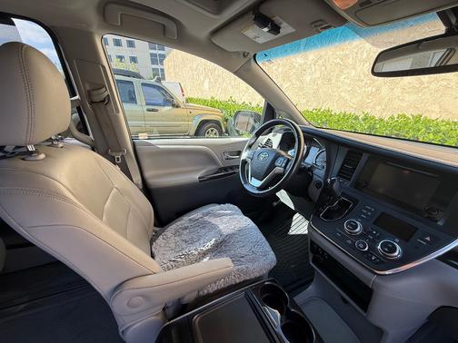 2017 Toyota Sienna XLE Auto Access Seat