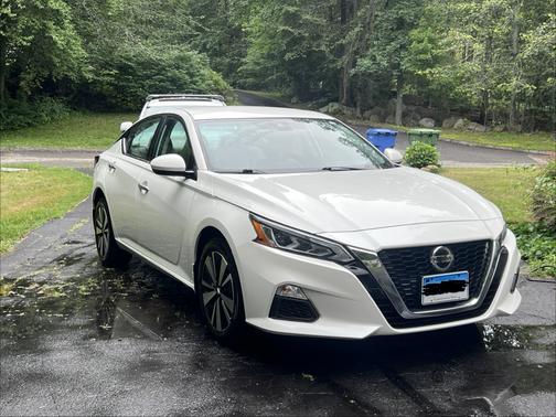 White 2022 Nissan Altima 2.5 SV