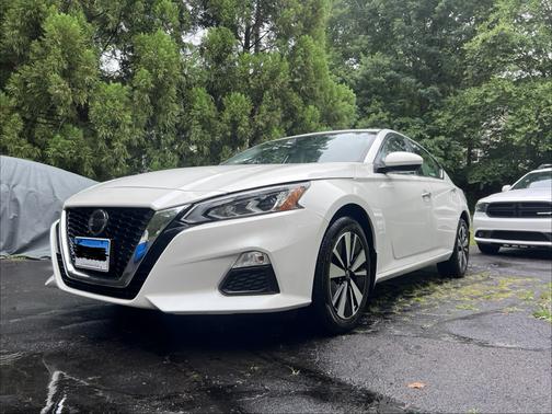 White 2022 Nissan Altima 2.5 SV