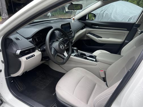 White 2022 Nissan Altima 2.5 SV