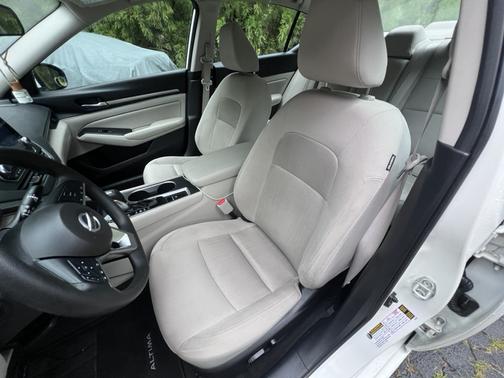 White 2022 Nissan Altima 2.5 SV