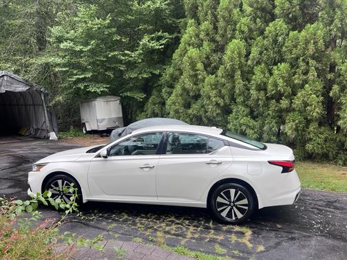 White 2022 Nissan Altima 2.5 SV