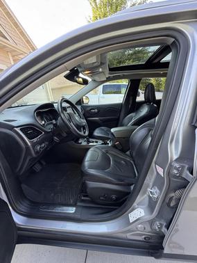 Gray 2019 Jeep Cherokee Limited