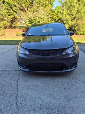 Gray 2019 Chrysler Pacifica Touring L