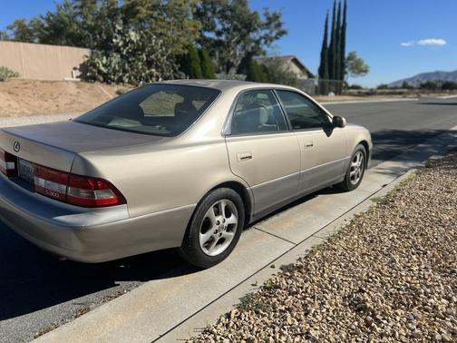 Gold 2001 Lexus ES 300 Base