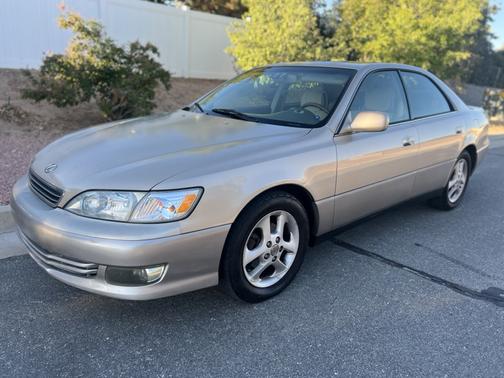 Gold 2001 Lexus ES 300 Base