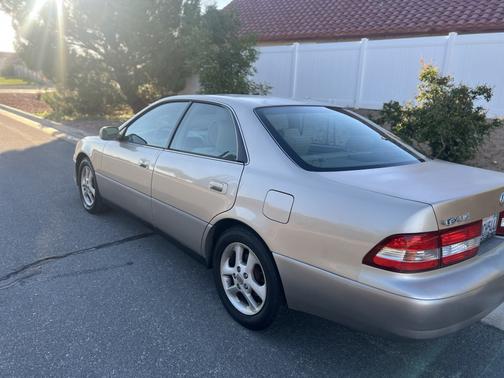 Gold 2001 Lexus ES 300 Base