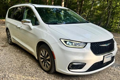White 2021 Chrysler Pacifica Hybrid Limited