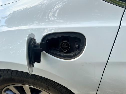 White 2021 Chrysler Pacifica Hybrid Limited