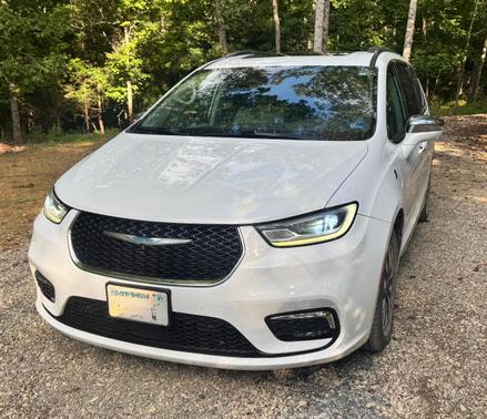 White 2021 Chrysler Pacifica Hybrid Limited