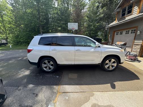 White 2011 Toyota Highlander Limited