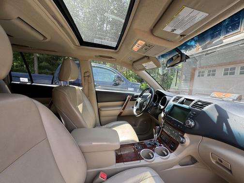 White 2011 Toyota Highlander Limited