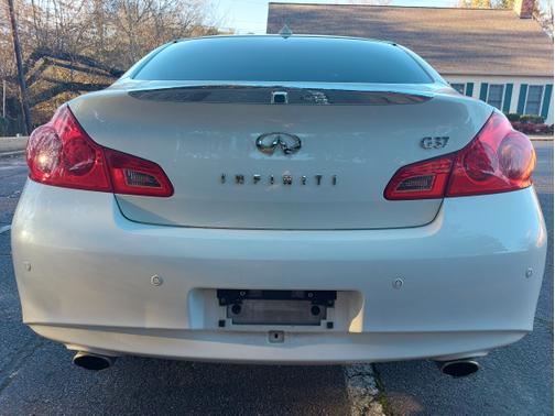 White 2013 INFINITI G37 Journey