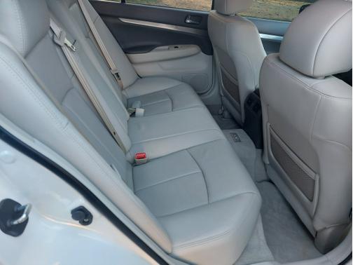White 2013 INFINITI G37 Journey