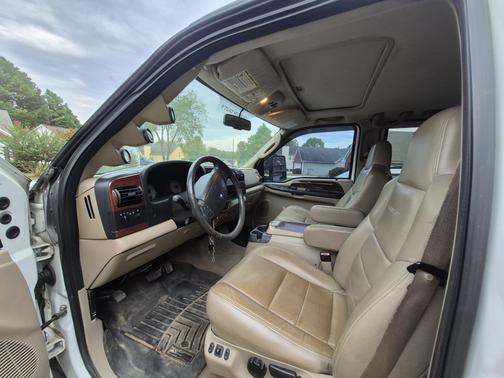 White 2006 Ford F-250 Lariat Crew Cab Super Duty