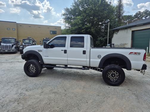 White 2006 Ford F-250 Lariat Crew Cab Super Duty