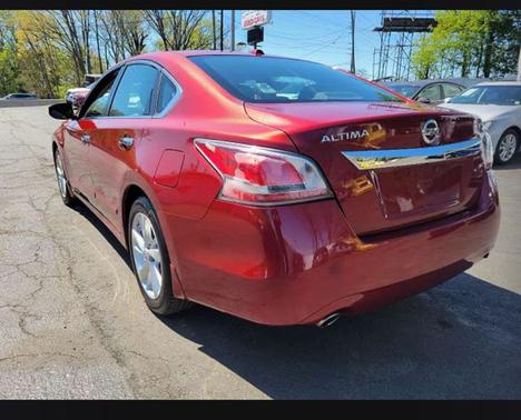Red 2015 Nissan Altima 2.5 SV