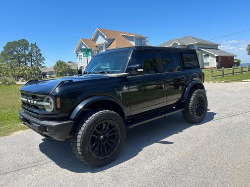 Black 2022 Ford Bronco Outer Banks