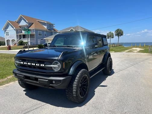 Black 2022 Ford Bronco Outer Banks