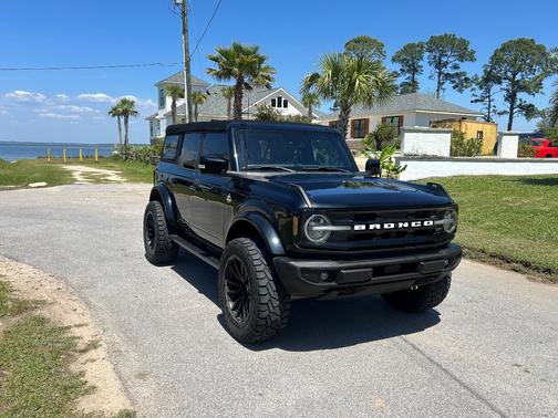 Black 2022 Ford Bronco Outer Banks