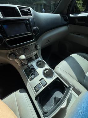 Black 2013 Toyota Highlander SE