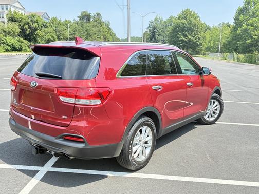 Red 2018 Kia Sorento LX