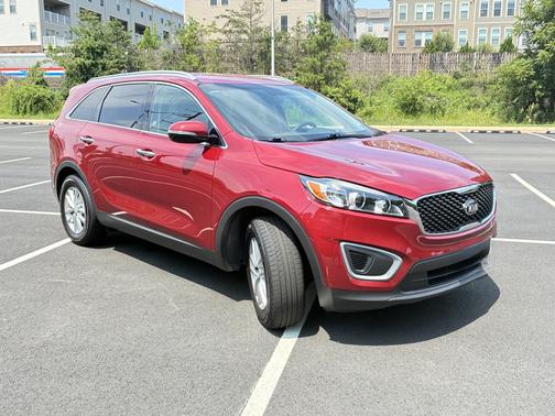 Red 2018 Kia Sorento LX