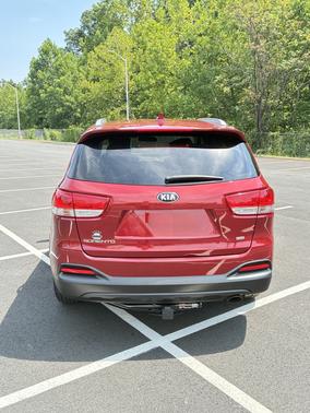 Red 2018 Kia Sorento LX