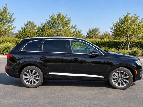 Black 2018 Audi Q7 3.0T Prestige