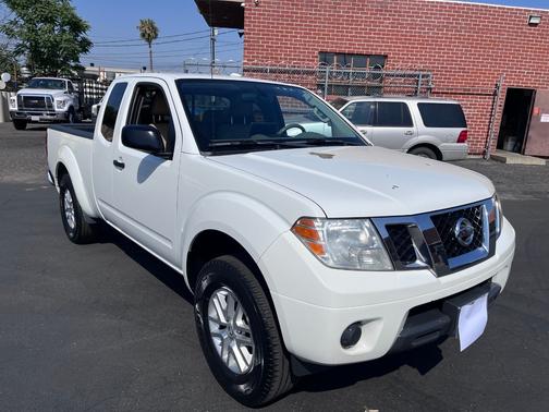 White 2016 Nissan Frontier SV-I4