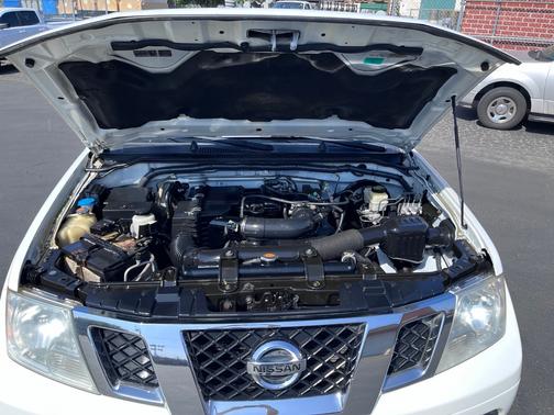 White 2016 Nissan Frontier SV-I4